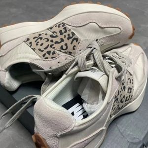 New Balance 327 sneakers